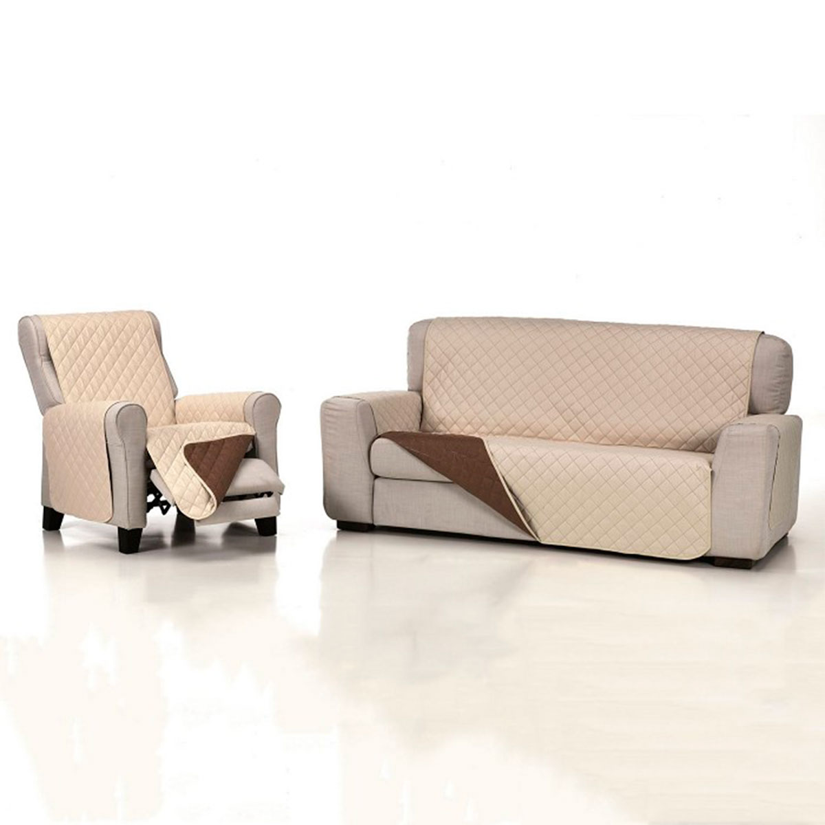 Cubre sofa Beige marron sillon fondo blanco