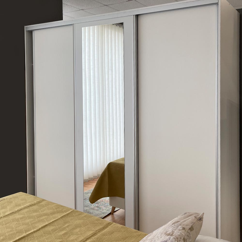 Dormitorio de matrimonio con un armario puertas correderas Blanco